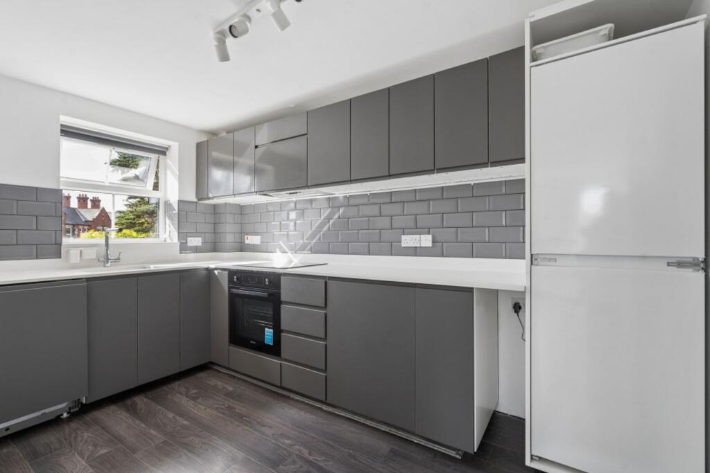 Apartment in Watford - View 3