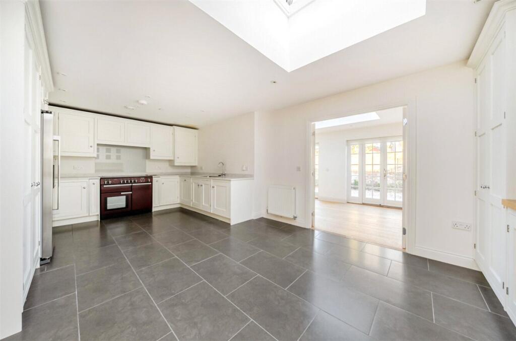 8, Clarendon Court, Marlborough, Wiltshire, SN8 photo 2