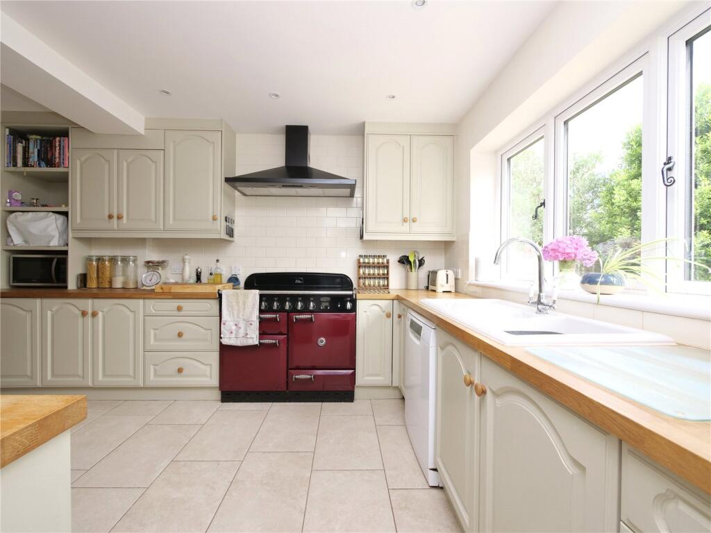 Immaculate 5 bedroom house in central location, Bishop Sutton photo 2