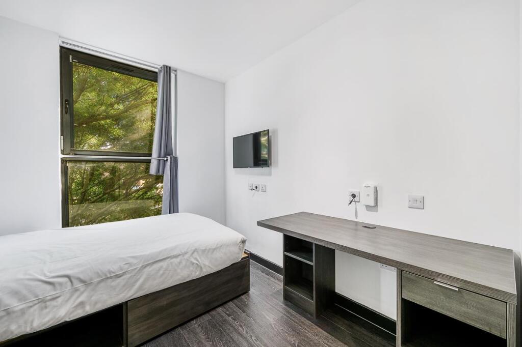 Main image of property: 117 Gunnersbury Lane, Acton