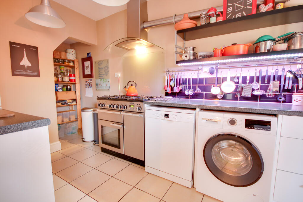 St Denys! Off Road Parking! Three Double Bedrooms! photo 4