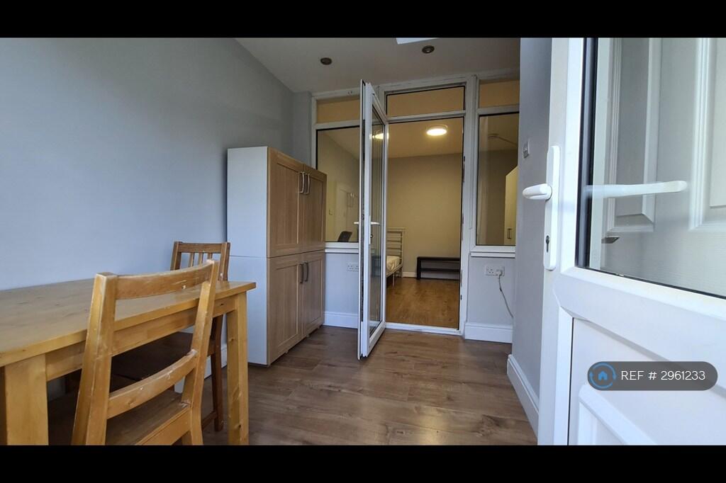 House in London, Perivale - More
