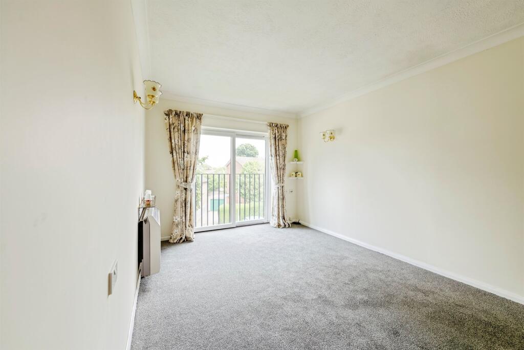 Magnolia Court, Horley photo 4