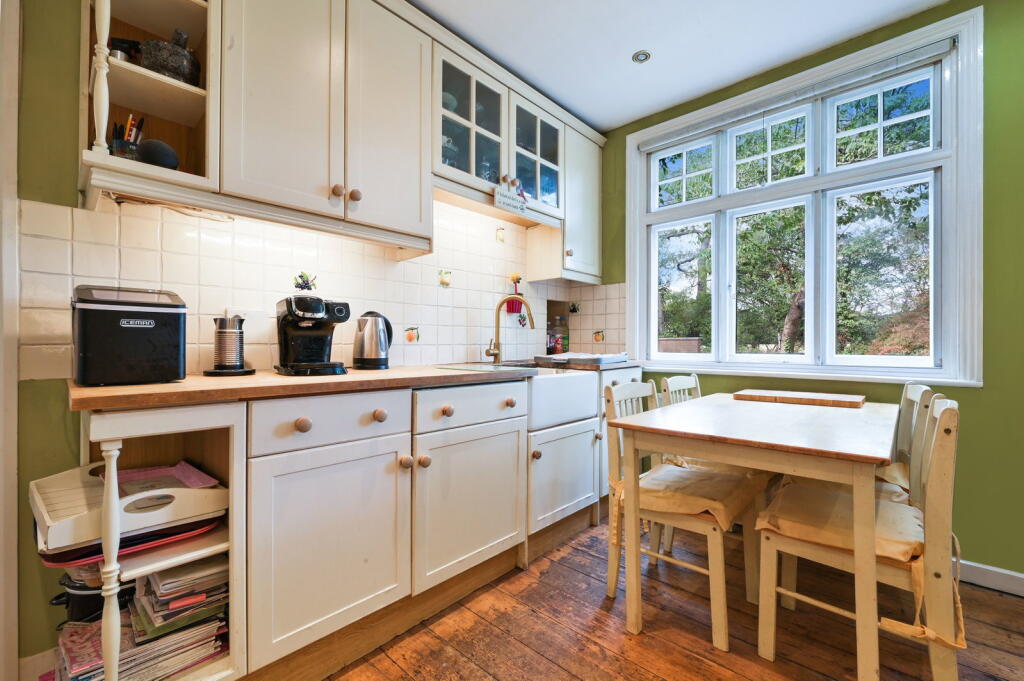 House in Tandridge, Hurst Green, Oxted - More