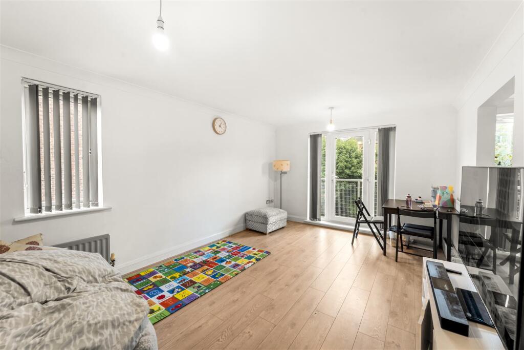 Apartment in Trafford, Brooklands - View 5