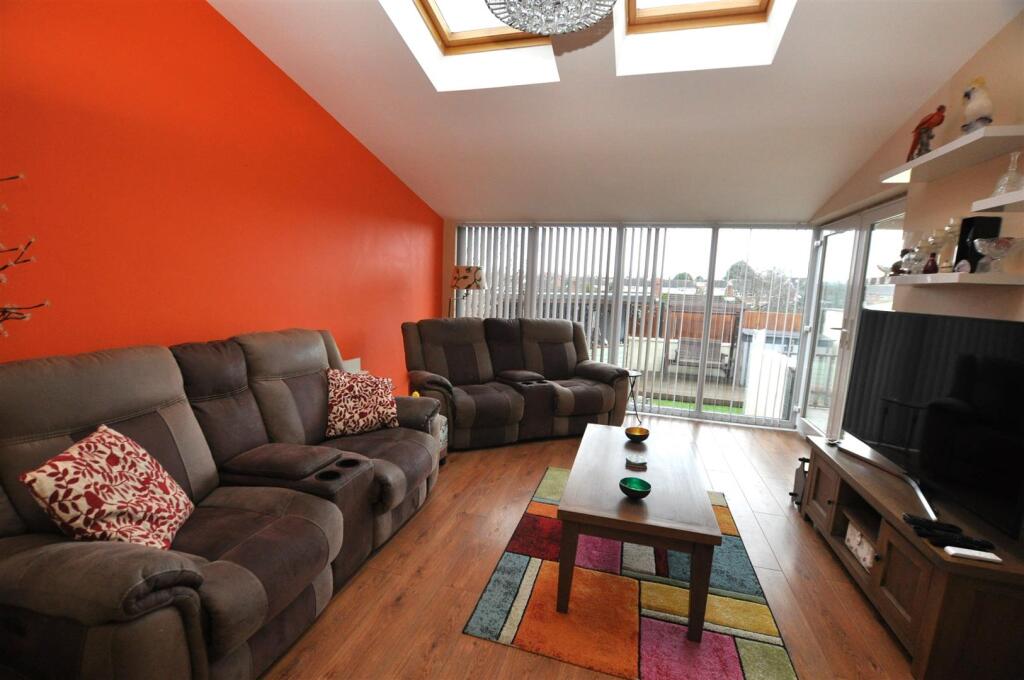 Park Lane, Tutbury, Burton-On-Trent photo 2
