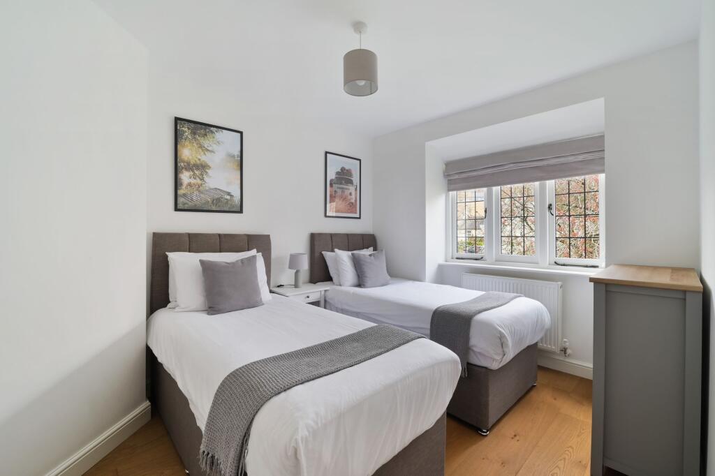 House in Kingston upon Thames - More