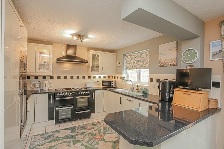 Barley Crescent, Carterton, Oxfordshire, OX18 photo 4