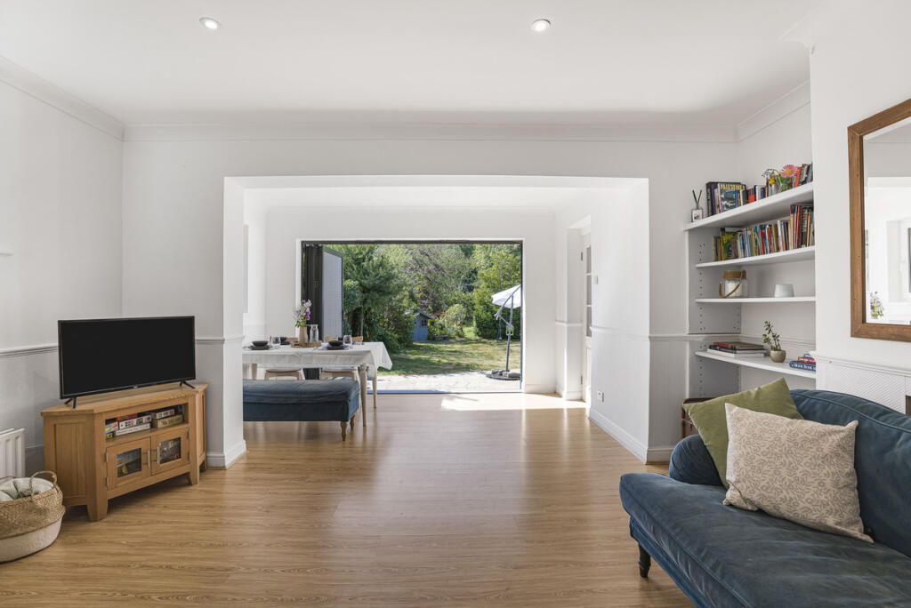 Pondtail Road, Horsham, RH12 photo 4