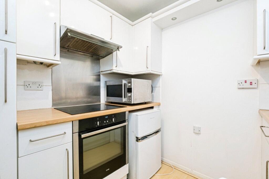 Apartment in Ilford - View 5