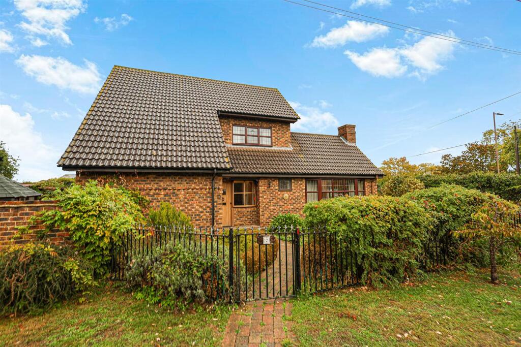 House in Southend-on-Sea - More