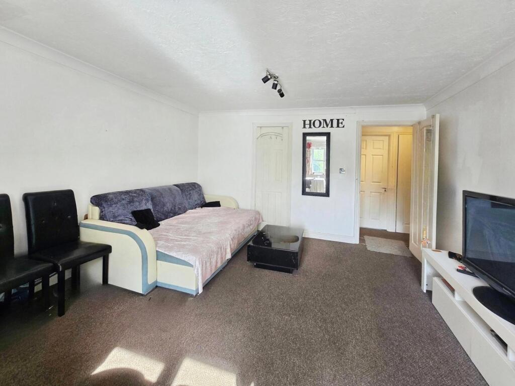 Apartment in Farnham, Tongham - View 2