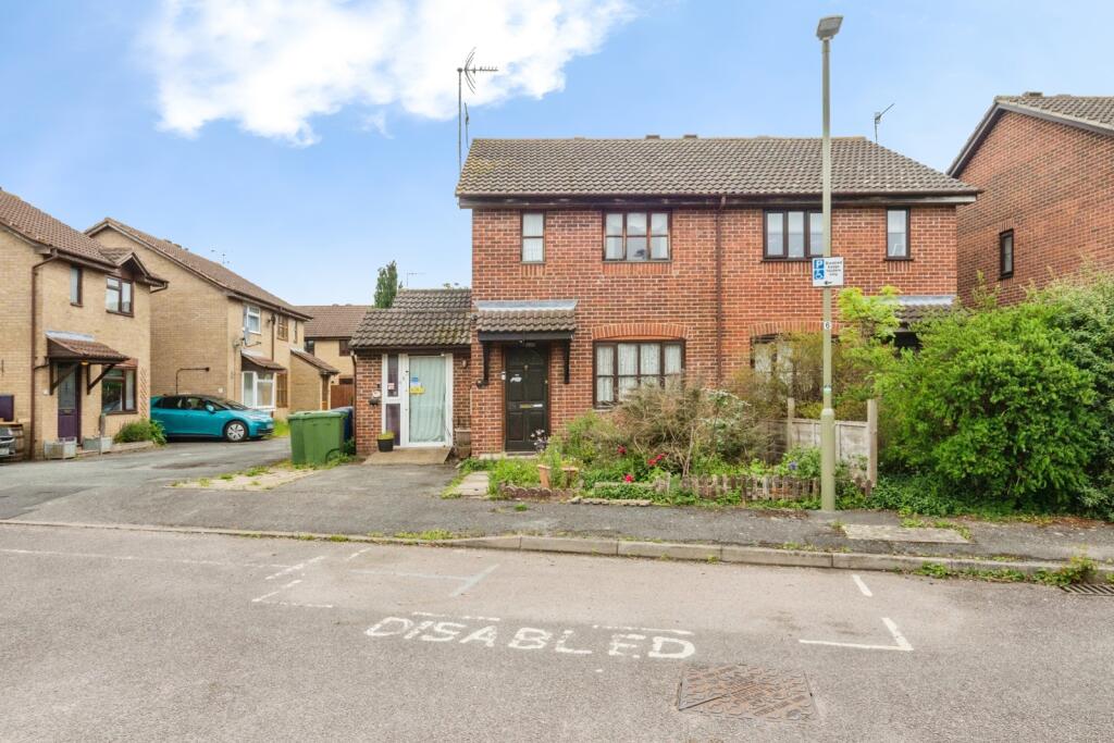 Main image of property: Beaulieu Close, Banbury, Oxfordshire, OX16