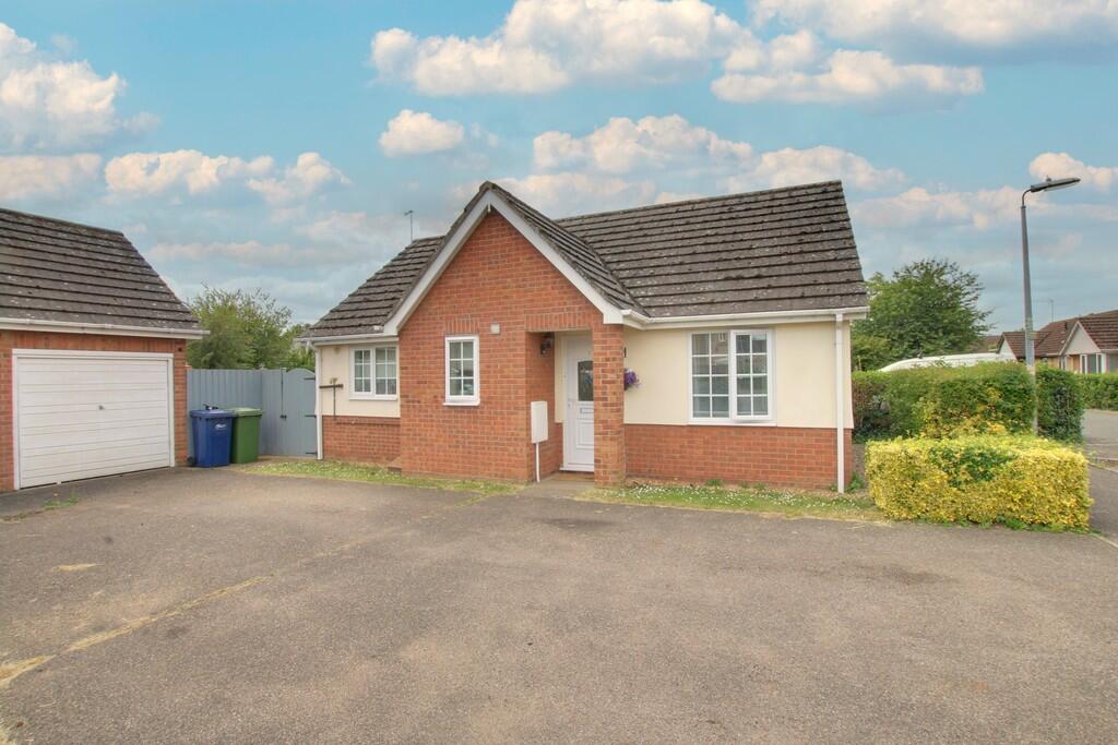 2-bed bungalow on Waterfields, Chatteris, £230,000