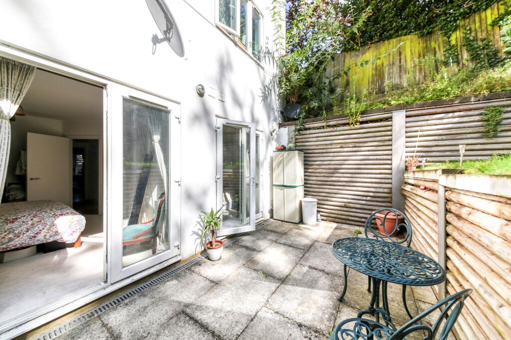 Apartment in Croydon - More