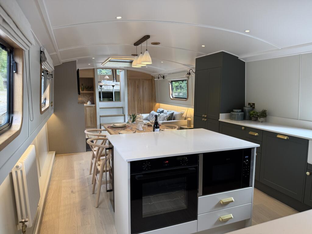  D'oyly Carte Island, Weybridge photo 3