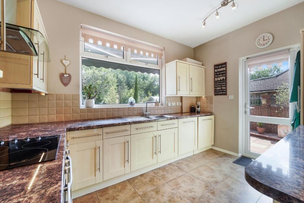House in Epsom, Stoneleigh - More