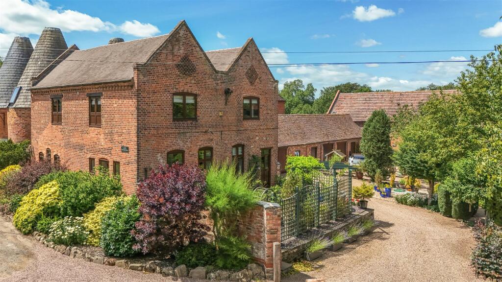 Main image of property: 2 Leigh Court Barns, Leigh