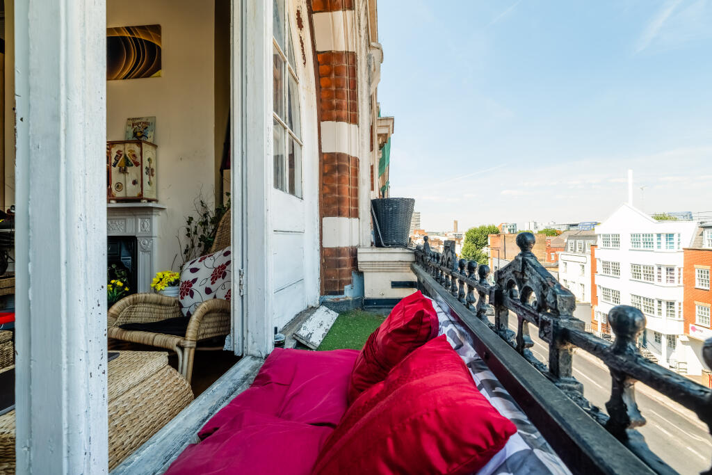 Apartment in London - More