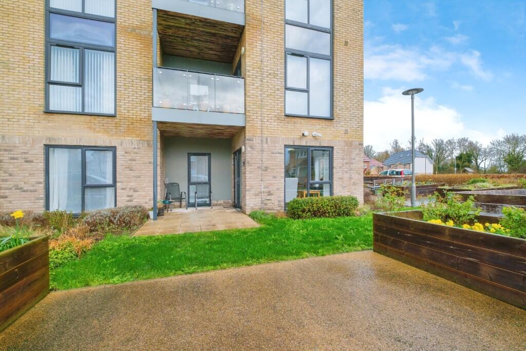 2-bed flat on St. Edmunds Way, CB22, £225,000