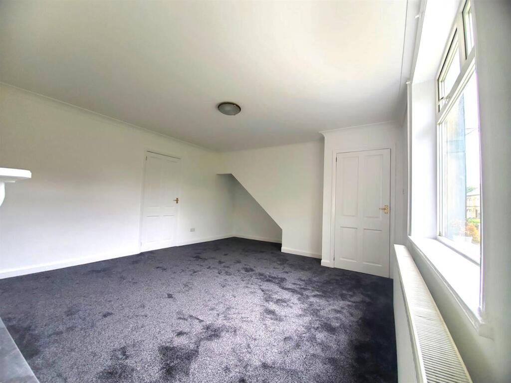 House in Huddersfield - View 4