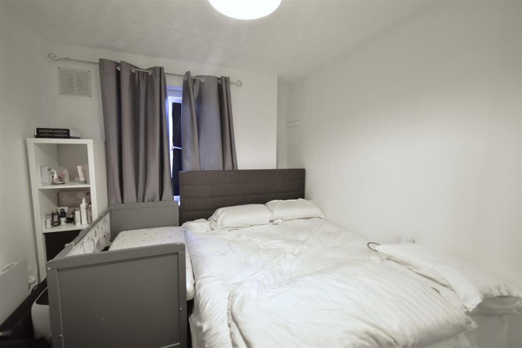 Apartment in Slough - More