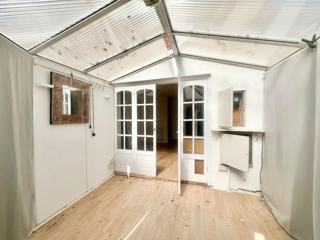 House in Hertsmere, Elstree and Borehamwood - More