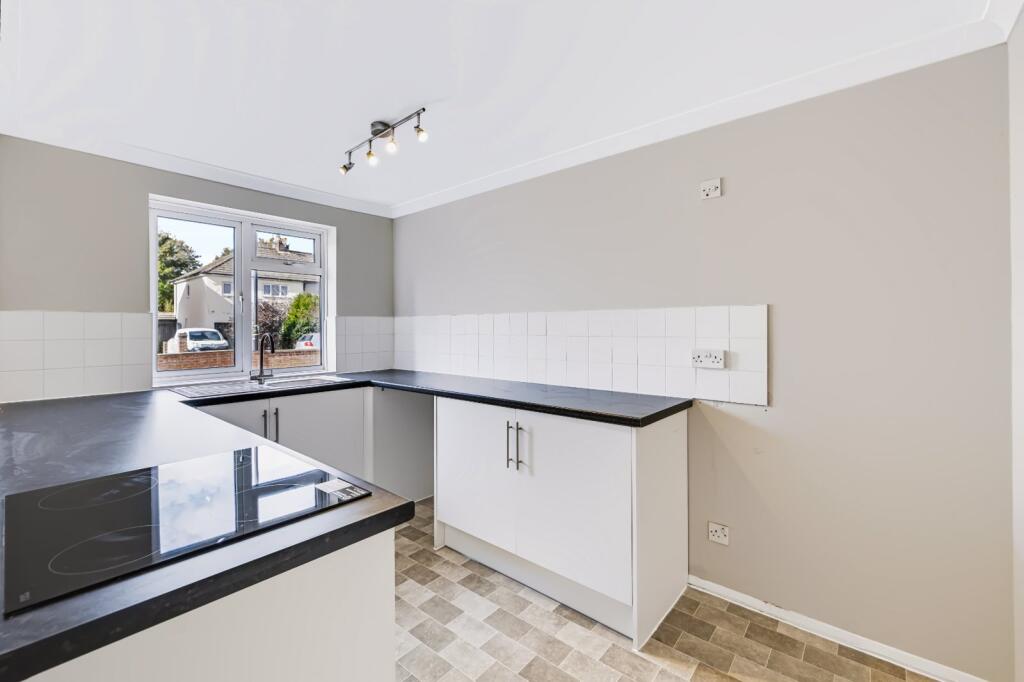 Apartment in Burgess Hill, World's End - View 3