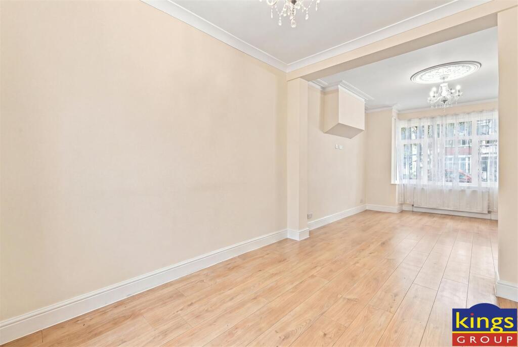 House in London, Wood Street, Hale End - View 3