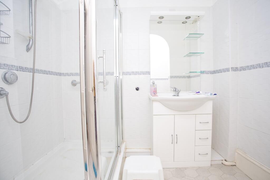 Apartment in Dover, Tower Hamlets - More