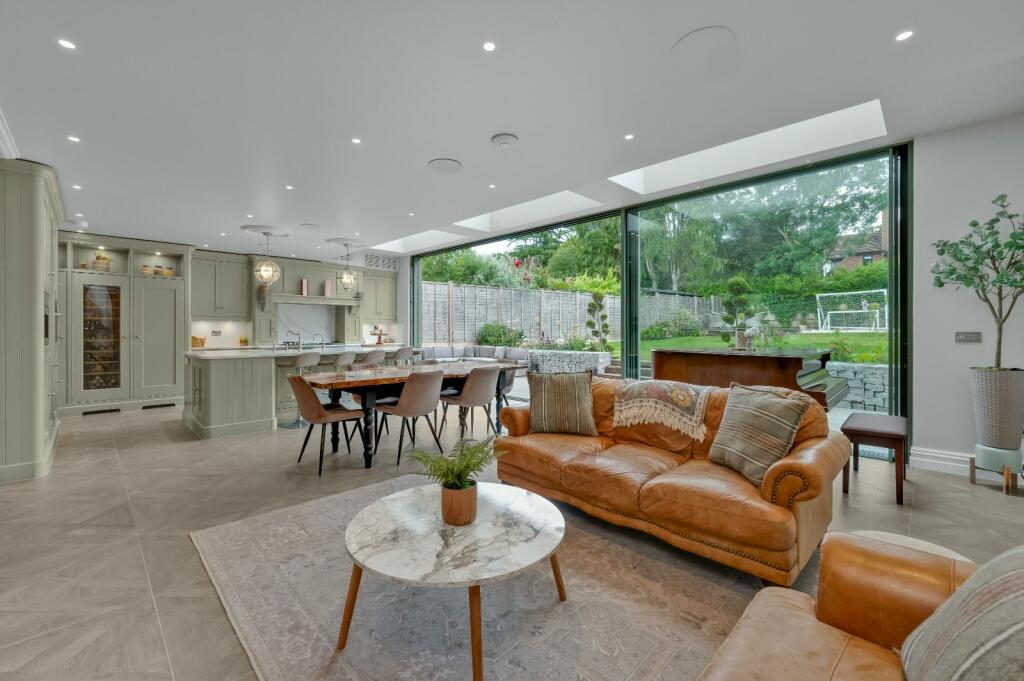 West End Lane, Esher, Surrey, KT10 – pohled 2