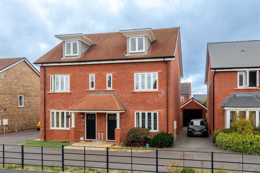 Main image of property: Family home that offers three double bedrooms, ideally positioned within Yatton's Chestnut Park