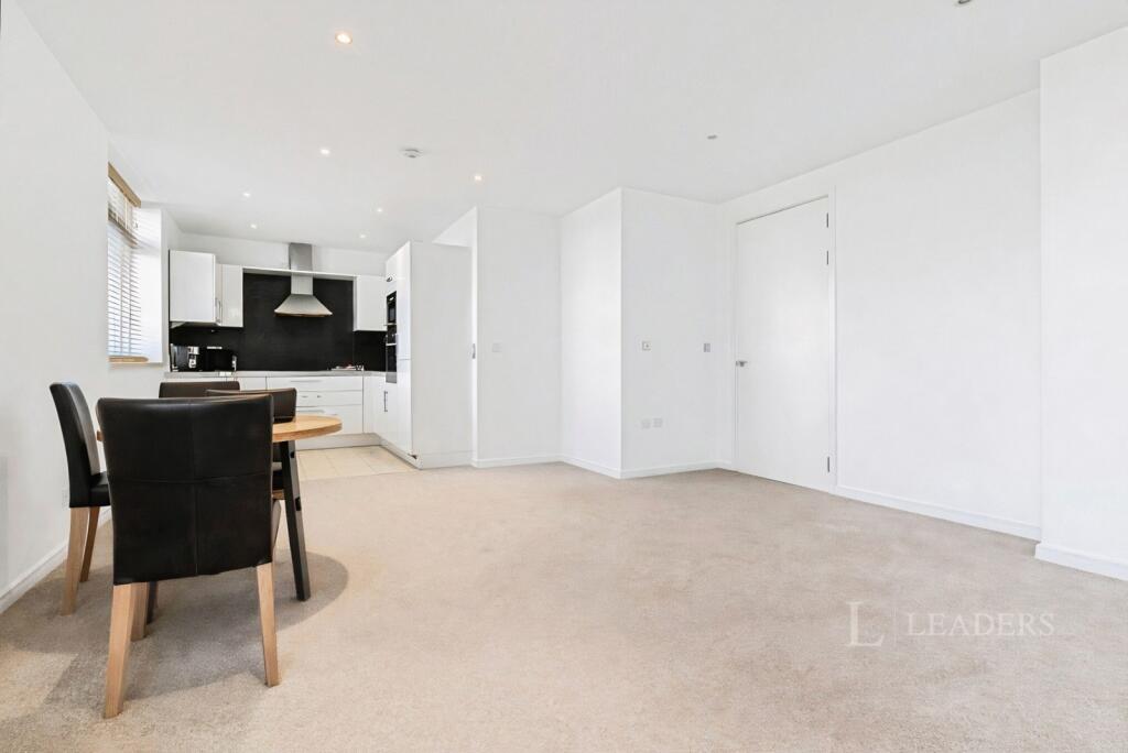 Apartment in Cambridge, Petersfield - View 4