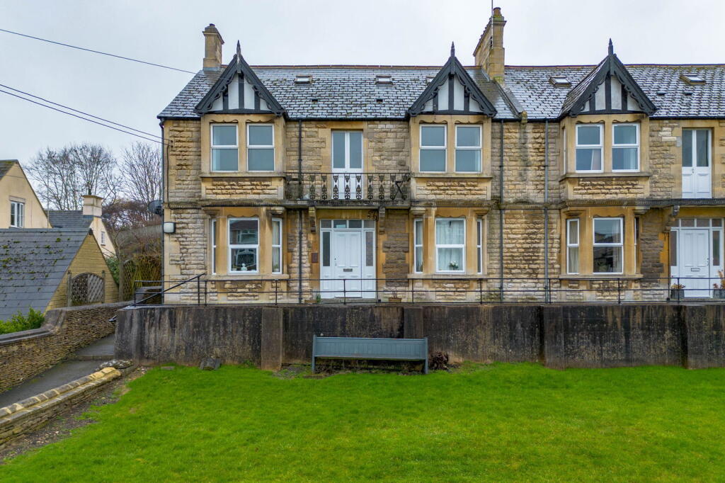 2-bed flat on Stokes Road, Corsham, £170,000