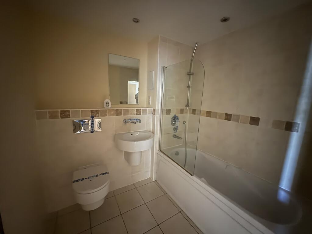 Apartment in Cardiff, Grangetown - View 5