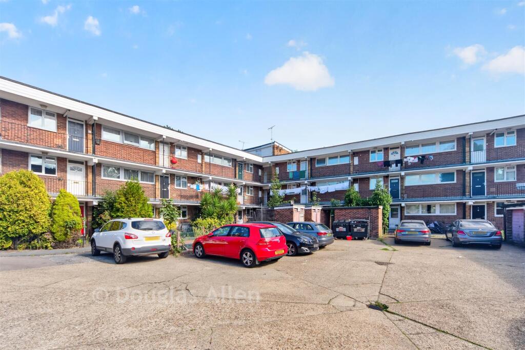 1-bed flat on Chelmsford Road, South Woodford, £198,500