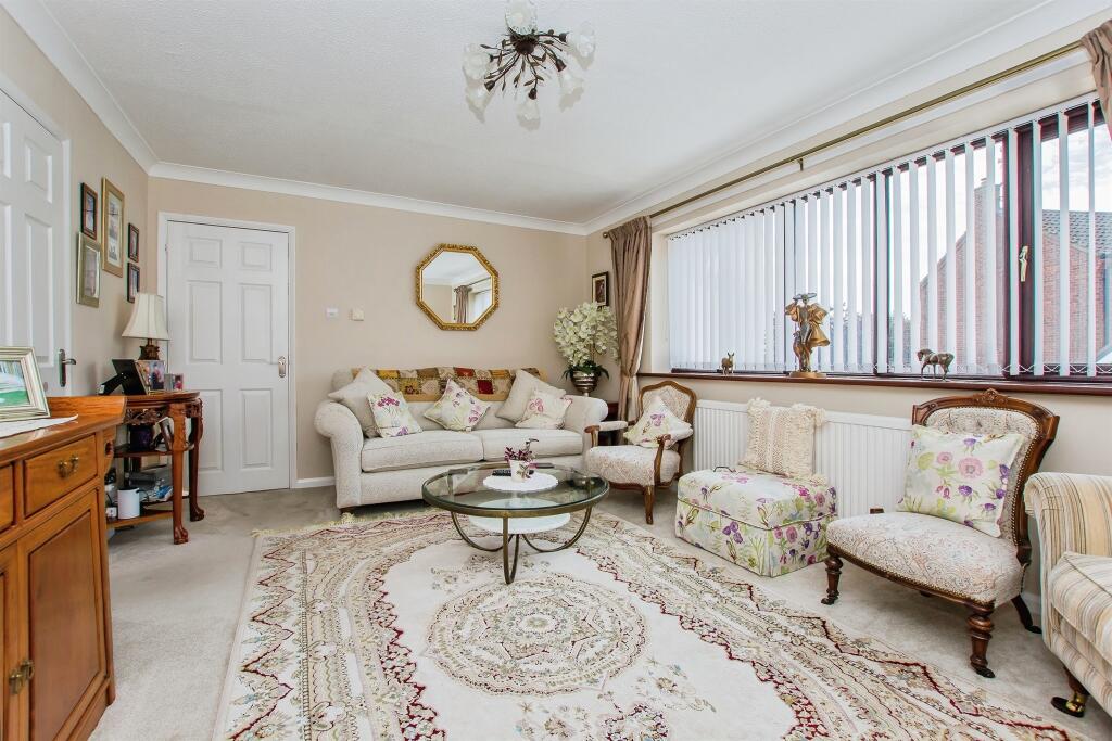 Blenheim Way, Yaxley, Peterborough photo 4