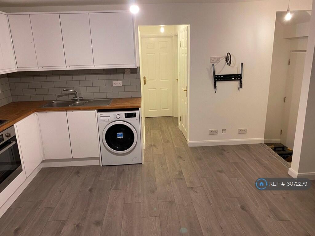 Apartment in Slough - View 3