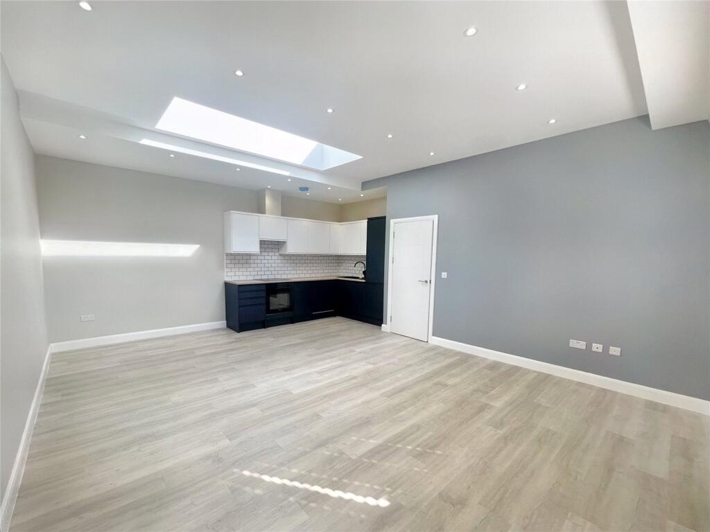 Apartment in Aylesbury, Walton - More