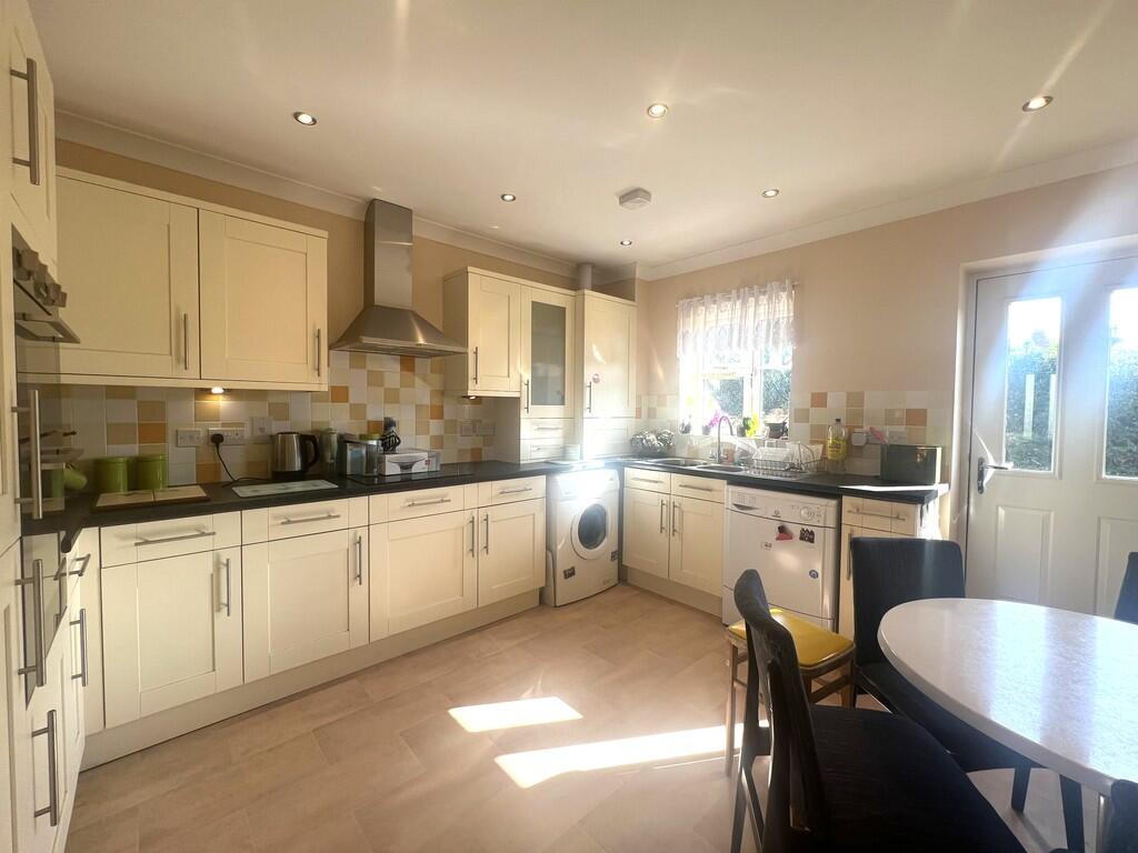 Lime Tree Gardens, Chatteris, Cambs., PE16 6GE photo 3