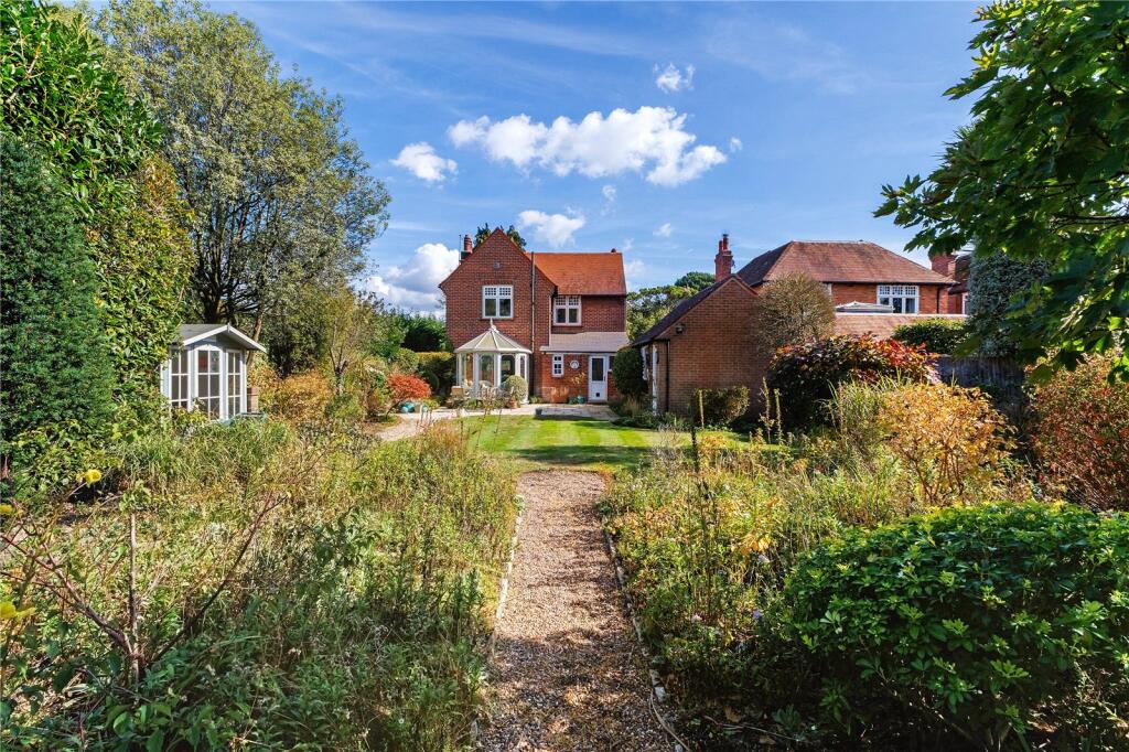 3 bed detached - Stevenson Crescent, Poole, Dorset, BH14 image 3