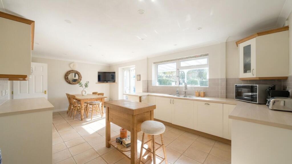 House in Taunton, Hatch Green - View 5