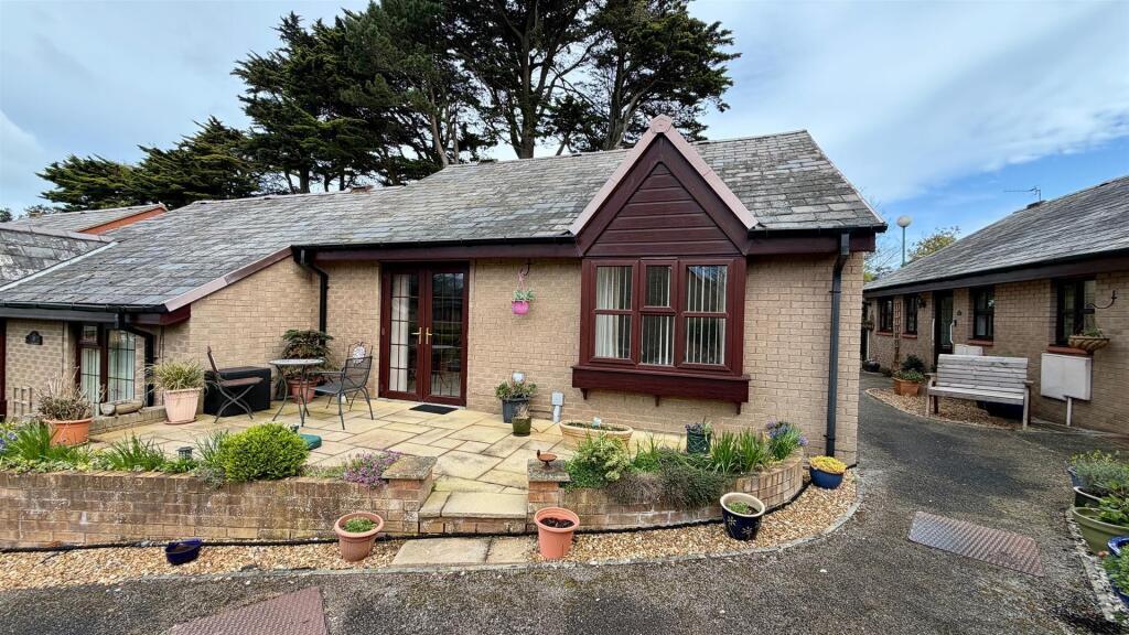 2-bed house on Maes Berllan, Craig Y Don, Llandudno, £165,000