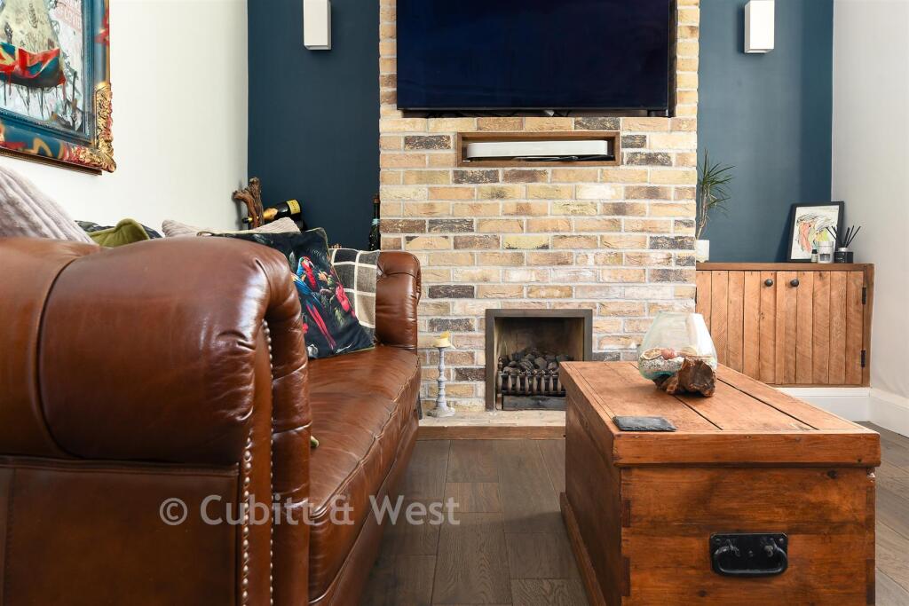 House in Reigate and Banstead, Meath Green, Horley - View 4