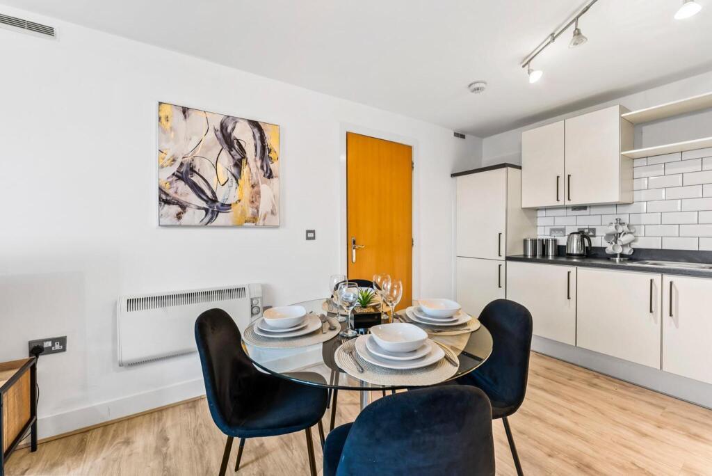 Apartment in Kirklees, West Yorkshire - View 5