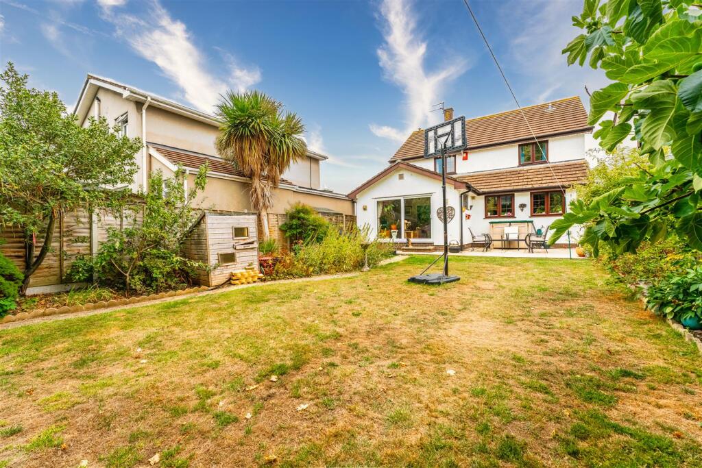 Family home conveniently situated on peaceful Yatton cul de sac photo 2