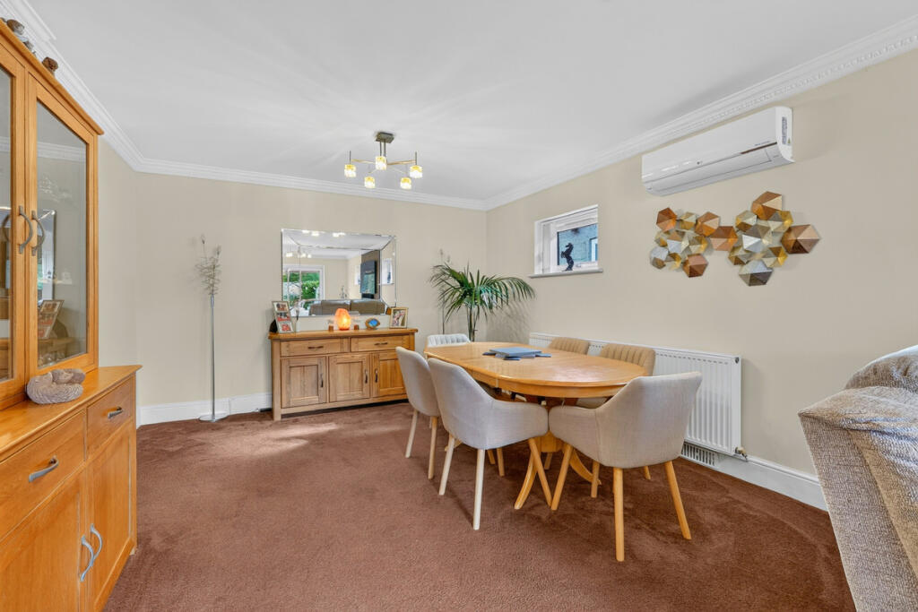 House in Basildon, Bowers Gifford and North Benfleet - More