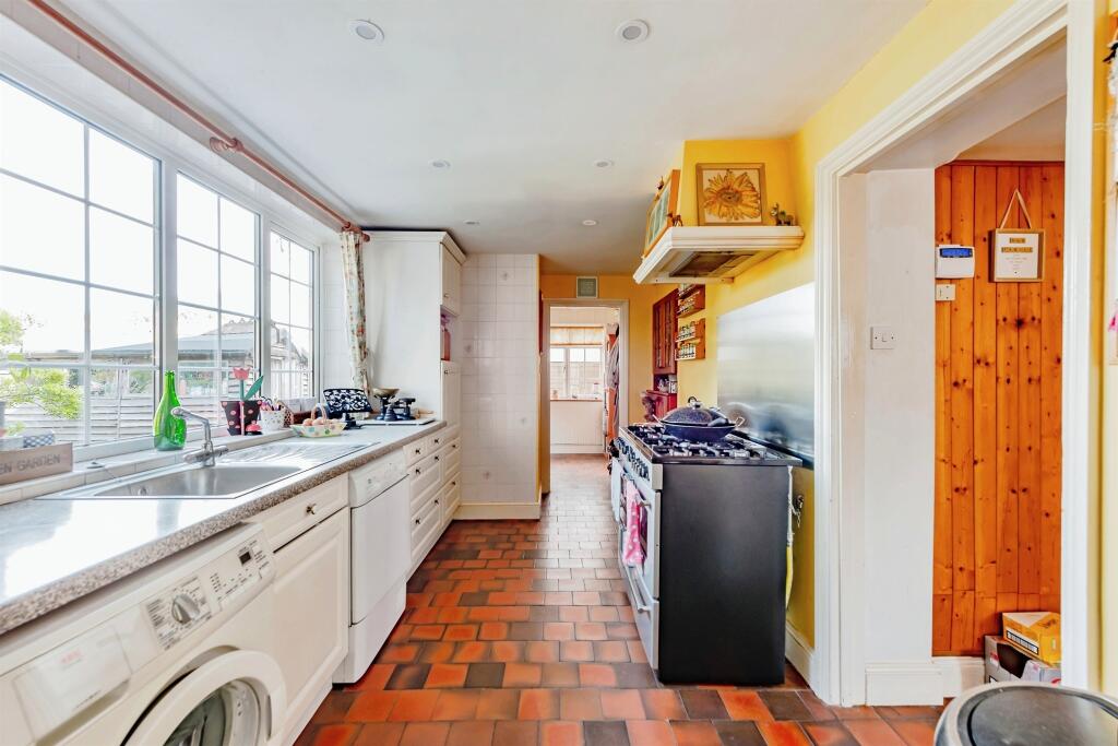 House in Tandridge, Bletchingley - More