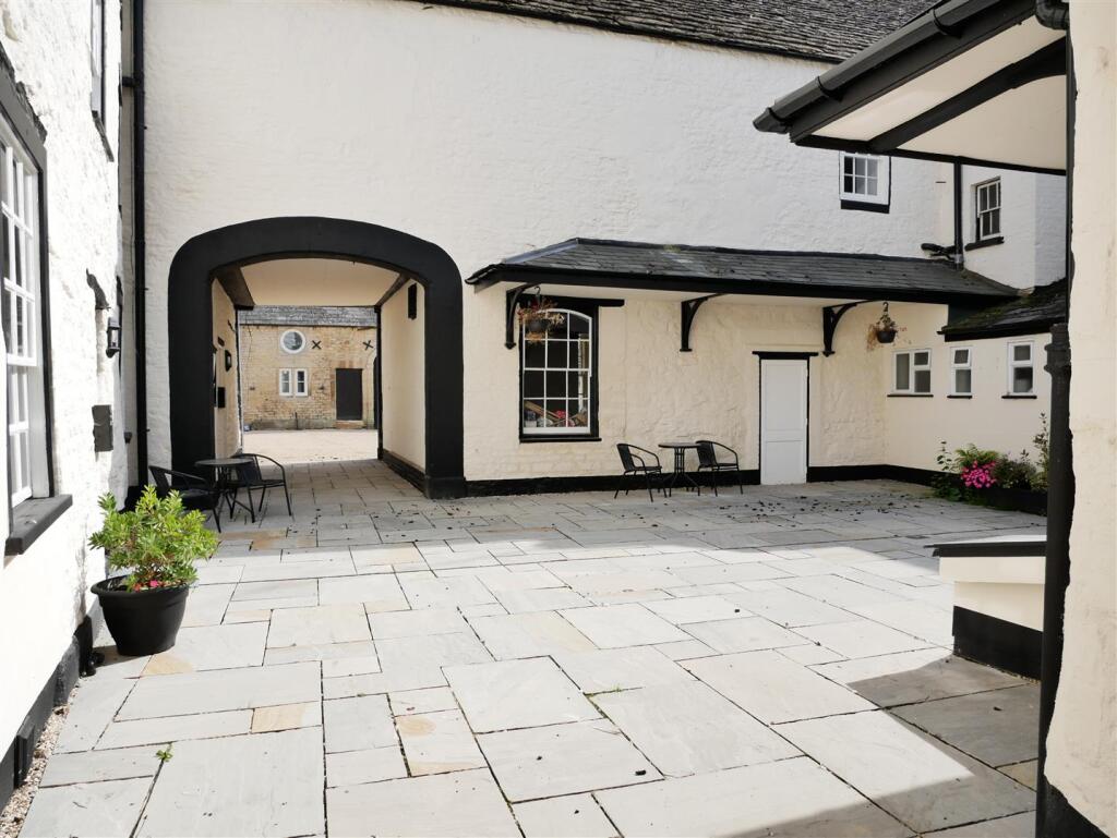 White Hart Mews, The Green, Calne photo 5