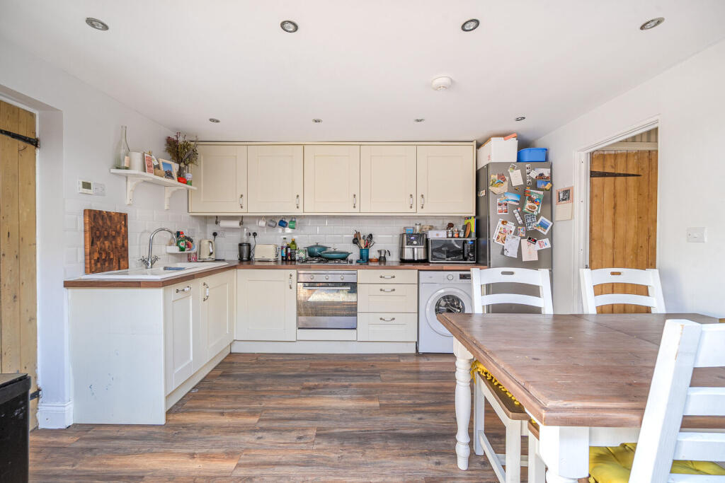 2-bed flat on Munster Road, Fulham, London, SW6, £685,000